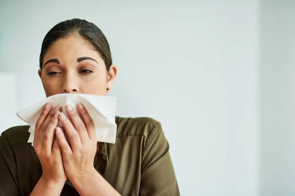 Sneezes Just Keep Coming Young Businesswoman Blowing Her Nose Office — Stockfoto