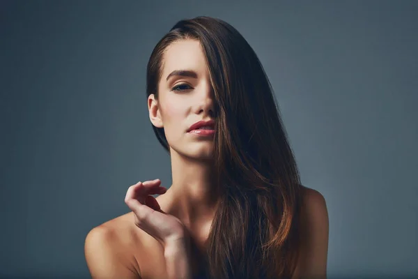 Let Your Beauty Talking Studio Portrait Beautiful Young Woman Posing — Stockfoto