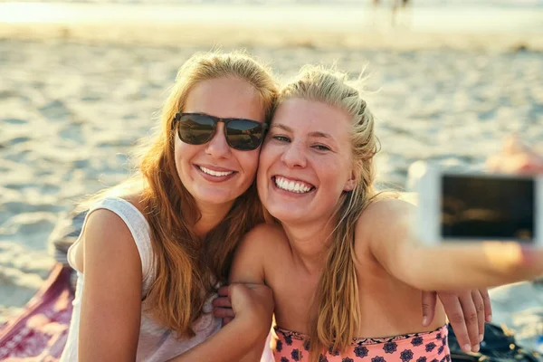 Enjoying Summer Best Way Young Female Best Friends Hanging Out — Stock Photo, Image