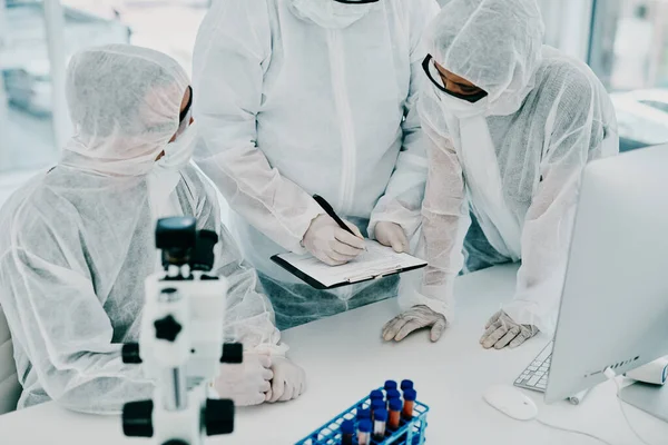 Team Scientists Pathologists Doctors Hazmat Suits Discussing Forensic Research Plans — Foto Stock