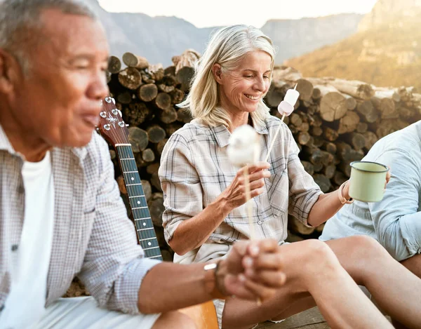 Food Snack Hiking Team Camping Eating Happy Natural Mountains Tourists — Foto Stock