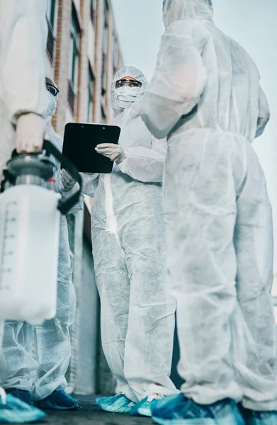 Healthcare Workers Protective Gear Outbreak City Group Scientists Wearing Hazmat — Stockfoto