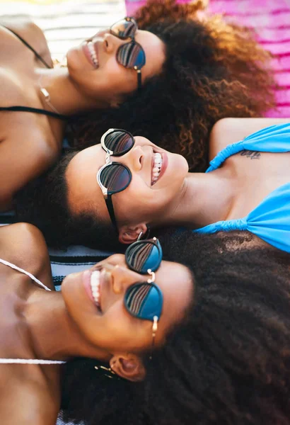 Beating Heat Besties Group Happy Young Women Wearing Sunglasses Relaxing — Stok fotoğraf