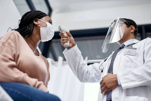 Covid Screening Doctor Measuring Temperature Patient Using Infrared Thermometer Appointment — Foto Stock