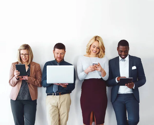Internet Makes Marketing Breeze Group Entrepreneurs Using Wireless Devices White — Stok fotoğraf