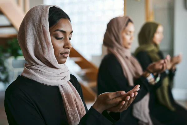 Praying Muslim Young Women Group Practicing Arabic Holy Islamic Religion — Zdjęcie stockowe