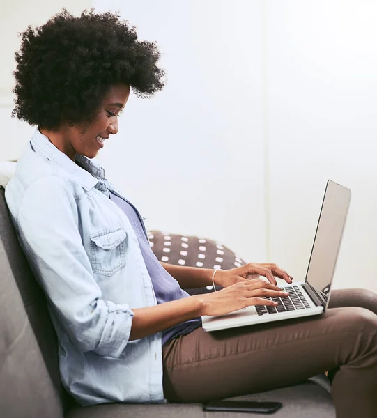 Working Something Her Blog Followers Love Young Woman Using Laptop — Stockfoto