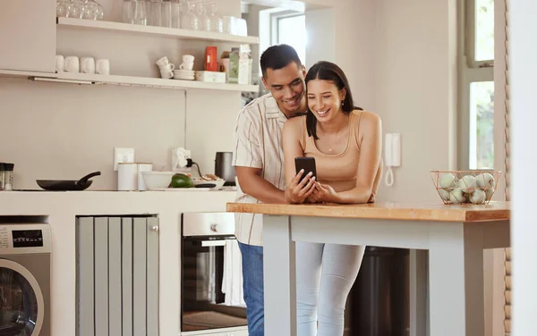 Happy Loving Texting Couple Phone Streaming Internet Social Media While — Fotografia de Stock