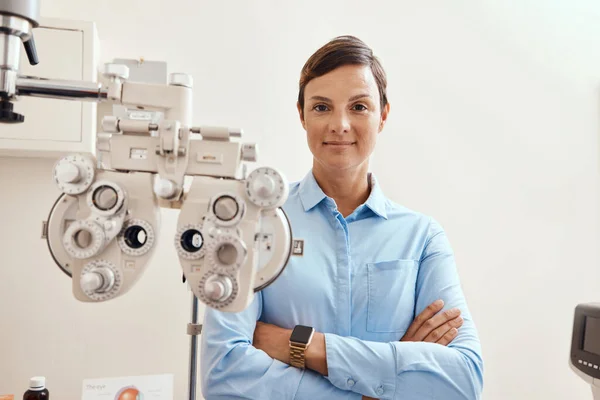 Confident Happy Proud Optometrist Standing Arms Crossed Ready Checkup Preparing — Foto Stock