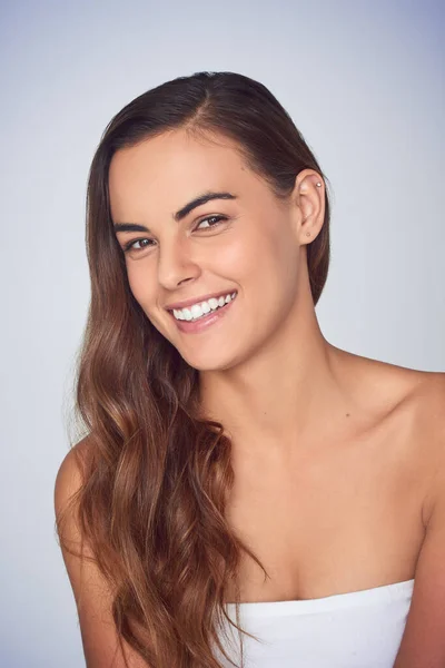 Gorgeous Woman Smiles Studio Shot Beautiful Young Woman Posing Purple — Stockfoto