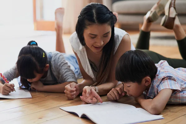 Teaching Kids How Homework Done Cheerful Mother Her Two Children — Zdjęcie stockowe