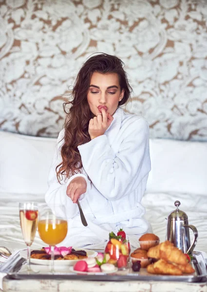 Theres Nothing Good Breakfast Make Your Day Attractive Young Woman — Stok fotoğraf