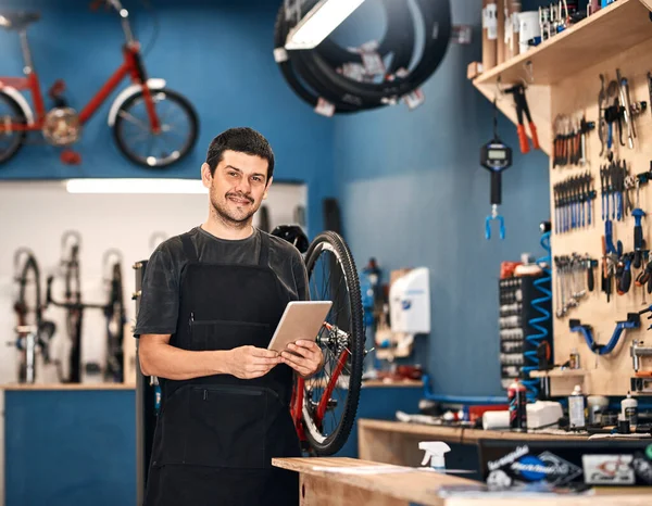 Run Bicycle Repair Shop Wireless Technology Man Using Digital Tablet — 图库照片