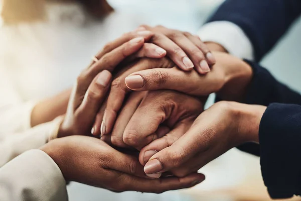 Επιχειρηματίες Που Κρατιούνται Χέρι Χέρι Για Υποστήριξη Κίνητρο Και Άνεση — Φωτογραφία Αρχείου