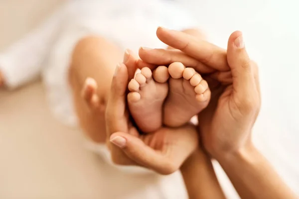 Nothing More Sweet Tiny Baby Feet Mother Gently Holding Her — Stockfoto