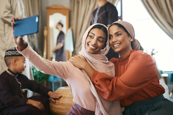 Muslim Sisters Taking Selfies Traditional Islamic Head Scarf Happy Family — 图库照片