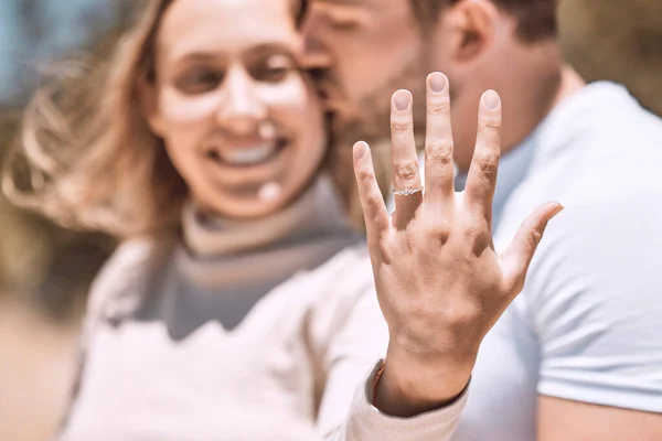Closeup Χέρι Της Πρότασης Δαχτυλίδι Αρραβώνων Μετά Από Ρομαντική Φροντίδα — Φωτογραφία Αρχείου
