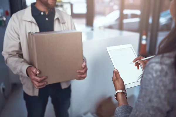 What You Wanted Unrecognizable Man Handing Package Customer Letting Them — Fotografia de Stock