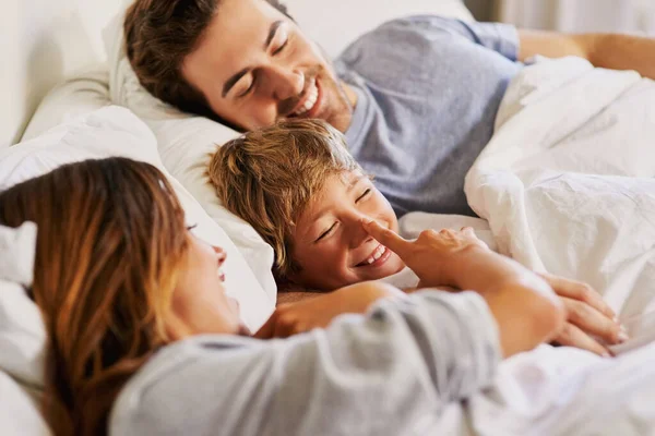 Look Who Sneaked Here Cheerful Young Family Relaxing Bed Home — Stock fotografie