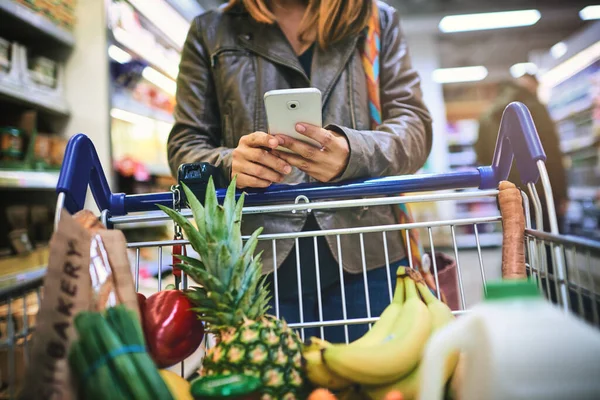 Shopping Lists Just Got Smarter Woman Using Mobile Phone Grocery — Zdjęcie stockowe