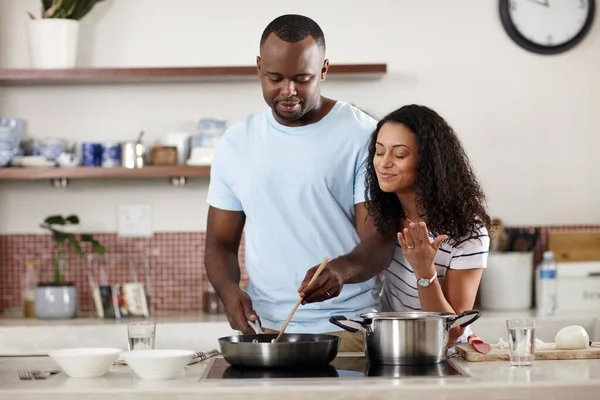 Something Smells Delicious Young Married Couple Cooking Together Kitchen Home — Zdjęcie stockowe