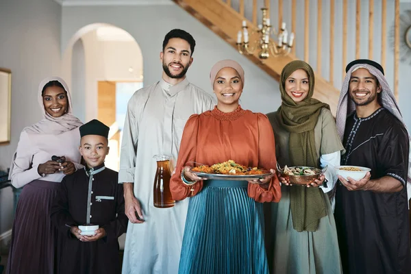 Портрет Счастливой Улыбающейся Позитивной Мусульманской Семьи Празднующей Рамадан Вместе Проводящей — стоковое фото