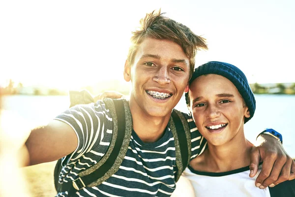 Sunshine Always Makes Good Selfie Cropped Portrait Two Young Brothers — Fotografia de Stock