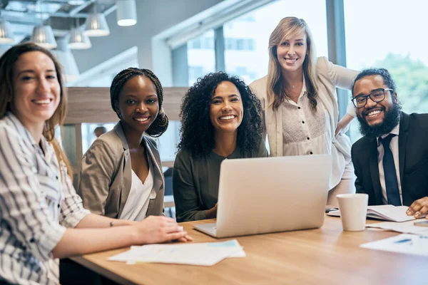 Team Working Together Again Portrait Group Focussed Businesspeople Browsing Laptop — Photo