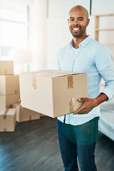 Found New Place Suits Better Portrait Young Man Carrying Box — Stockfoto