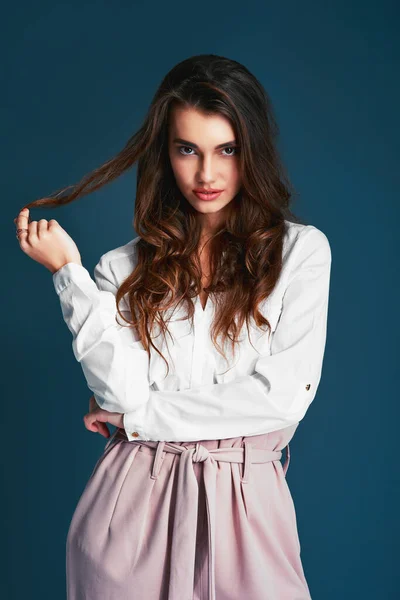 Perfect Hair Completes Outfit Studio Shot Attractive Young Fashionable Woman — ストック写真