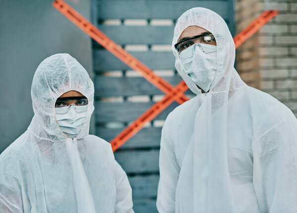 Ковид, коронавирус и работники здравоохранения, осматривающие заражение на месте с бюрократической волокитой, защитными масками и костюмами. Портрет команды врачей, работающих вместе для борьбы с инфекционным заболеванием.