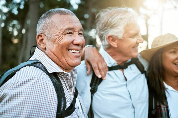 Hiking Adventure Exploring Carefree Excited Male Hiker His Senior Friends — Foto Stock