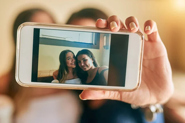 Framing Friendship Two Attractive Young Women Taking Selfies Local Cafe — Foto Stock