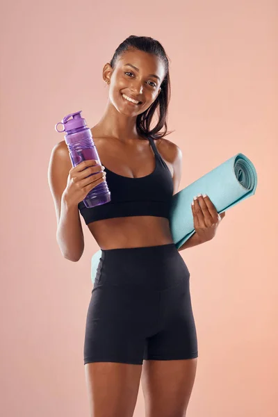 Fit Body Healthy Athletic Woman Studio Holding Mat Water Bottle — 스톡 사진