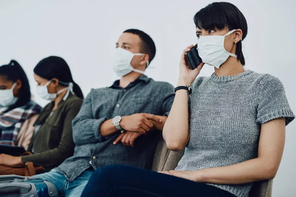 Woman Calling While Traveling Covid Waiting Line Airport While Wearing — Fotografia de Stock