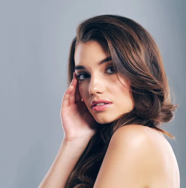 Beauty Hair Studio Shot Beautiful Young Woman Posing Gray Background — Fotografia de Stock