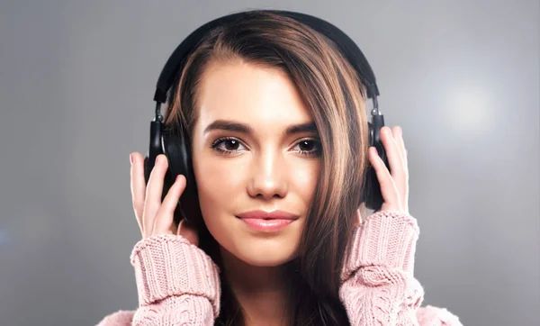 Pleasure Music Studio Shot Beautiful Young Woman Listening Music Gray — Zdjęcie stockowe