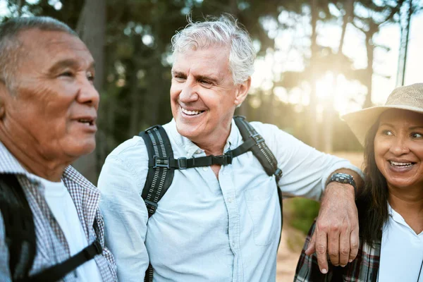 Hiking Adventure Exploring Group Senior Friends Retired Adults Enjoying Hike — Stockfoto