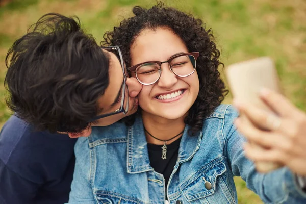 Selfie Sweetheart Teenage Couple Taking Selfie Outdoors — Stock fotografie