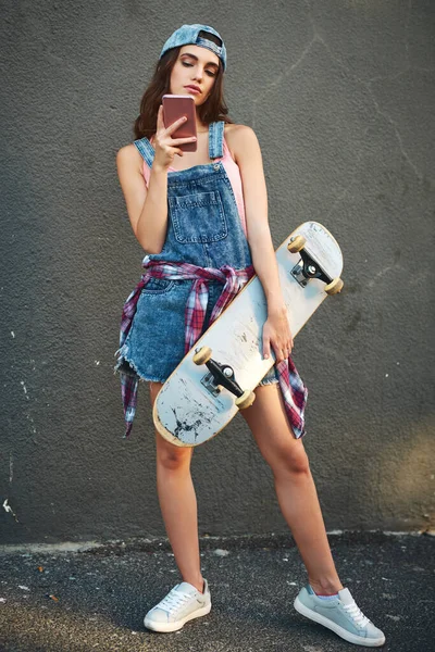 Time Skating Portrait Carefree Young Woman Holding Skateboard While Standing — Stockfoto