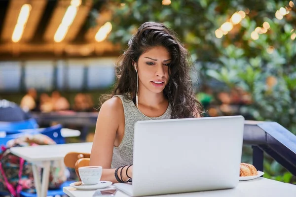 Cafe Fastest Wifi Attractive Young Woman Using Laptop Cafe — ストック写真