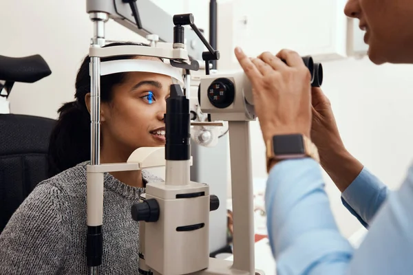 Eye Test Exam Screening Ophthalmoscope Optometrist Optician Optometry Industry Young — Stockfoto