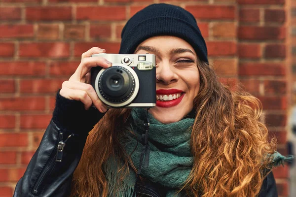 Smile Camera Young Woman Out City Her Camera — Zdjęcie stockowe