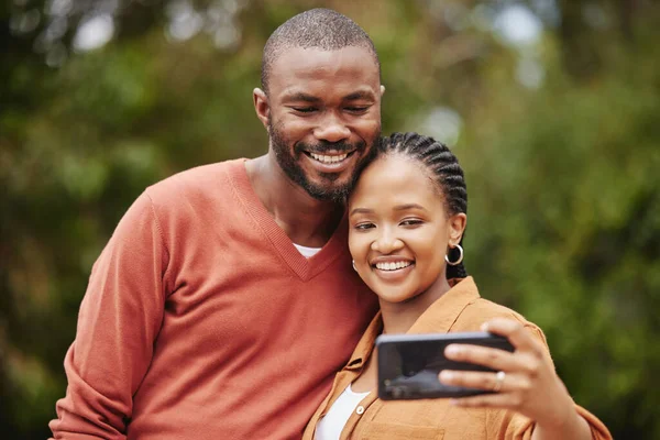 Trendy Modern Couple Taking Selfie Phone While Romantic Date Park — Stock fotografie