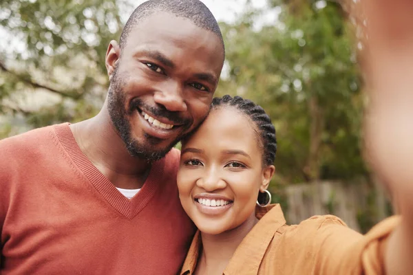 Happy Smiling Couple Taking Selfie Looking Sweet Cute Love Portrait — ストック写真