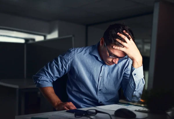 Στρεσαρισμένος Κουρασμένος Επιχειρηματίας Που Υποφέρει Από Πονοκέφαλο Δουλεύει Αργά Βράδυ — Φωτογραφία Αρχείου