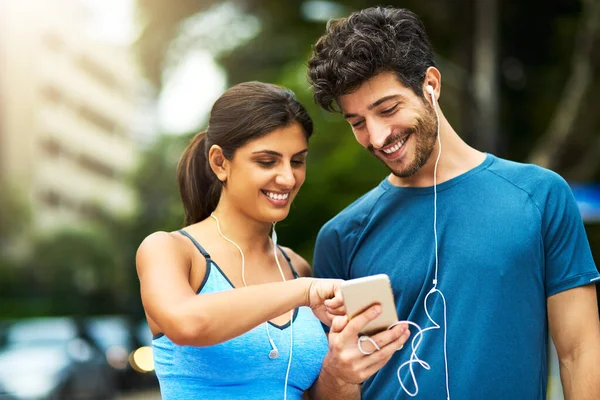 Getting Workout Playlist Together Sporty Young Couple Using Cellphone While — 图库照片