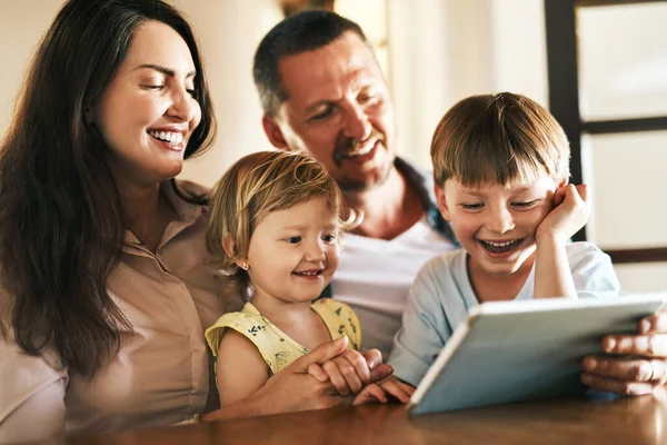 Διαδίκτυο Είναι Γεμάτο Διασκεδαστικές Οικογενειακές Δραστηριότητες Μια Νέα Τετραμελής Οικογένεια — Φωτογραφία Αρχείου