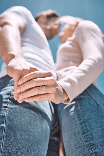 Αρραβώνας Ρομαντισμός Και Ερωτευμένο Ζευγάρι Κρατώντας Χέρι Δαχτυλίδι Στο Δάχτυλο — Φωτογραφία Αρχείου