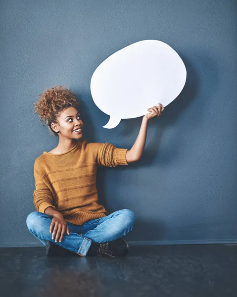 Smiling Woman Holding Blank White Speech Bubble Copyspace Lady Looking — Zdjęcie stockowe